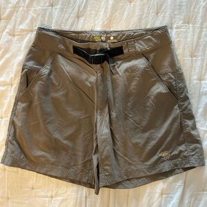 Mountain Hardwear men’s tan shorts